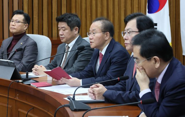 국민의힘 윤재옥 당 대표 권한대행이 19일 국회에서 열린 원내대책회의에서 발언하고 있다. 연합뉴스