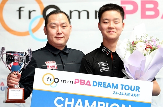 23/24시즌 PBA 드림투어 4차전에서 우승, 준우승을 차지한 신기웅(왼쪽)과 김영원. 김영원도 포인트랭킹 5위로 올라서며 다음시즌 1부투어 승격에 청신호가 켜졌다. (사진=PBA)