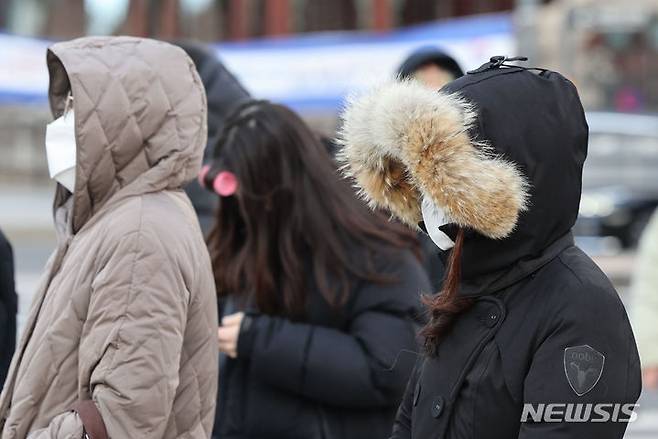 [서울=뉴시스] 권창회 기자 = 화요일인 19일은 아침 사이 기온이 점차 오르겠으나 최저기온이 영하 14도까지 내려가는 등 추위는 계속되겠다. 또 저녁부터는 중부지방을 중심으로 많은 눈 내리겠고, 그 밖의 전국 대부분 지역에도 비 또는 눈이 오겠다. 사진은 18일 오전 서울 종로구 광화문네거리에서 시민들이 두터운 옷차림으로 출근하고 있는 모습. 2023.12.18. kch0523@newsis.com