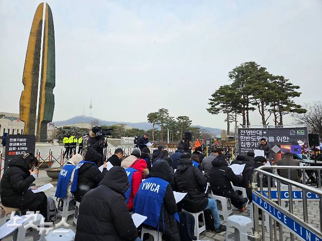 한국기독교교회협의회와 기장 평화공동체운동본부, 기독교사회선교연대회의 평화통일위원회가 19일 오후 용산전쟁기념관 앞에서 한반도 평화를 위한 집중기도회를 가졌다. 이들 단체들은 18일부터 22일까지 팔레스타인과 우크라이나, 동북아시아, 한반도, 세계 평화를 위한 기도문을 가지고 집중 기도한다.