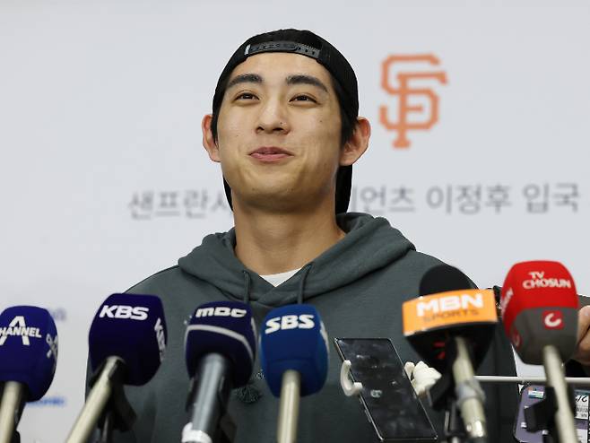 미국 프로야구(MLB) 샌프란시스코 자이언츠에 입단한 이정후가 19일 오후 인천국제공항을 통해 귀국한 뒤 취재진에게 입단 소감을 말하고 있다. 연합뉴스