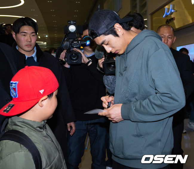 [OSEN=인천공항, 민경훈 기자]메이저리거 이정후가 입국장을 통과한 후 팬에게 사인을 해주고 포즈를 취하고 있다. 2023.12.19 / rumi@osen.co.kr