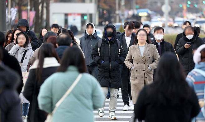 서울 광화문광장에서 시민들이 두꺼운 옷차림으로 출근하는 모습. 연합뉴스