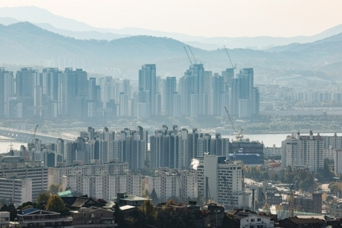 서울 시내 아파트 전경 - 고금리와 부동산 경기 침체가 계속되면서 부동산 PF 부실 우려가 커지고 있다. 사진은 서울 시내 아파트 모습. 연합뉴스