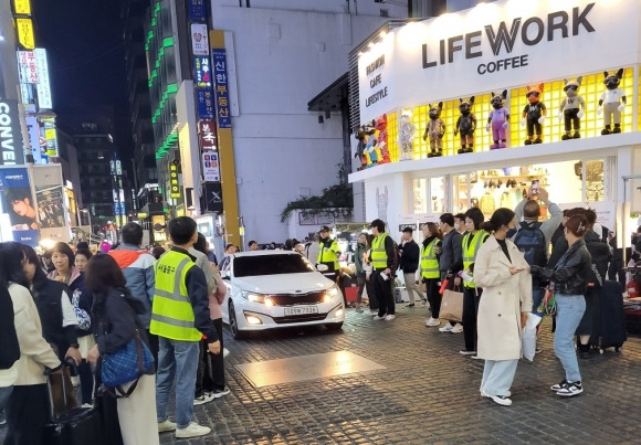 중구가 지난 핼러윈데이에 명동 거리에 안전 요원을 배치한 모습.   중구 제공