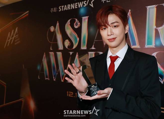 가수 강다니엘이 14일 필리핀 아레나에서 열린 '2023 아시아 아티스트 어워즈 인 필리핀'(2023 Asia Artist Awards IN THE PHILIPPINES, 이하 '2023 AAA')에서 AAA 베스트 초이스상을 수상한 뒤 포즈를 취하고 있다.  '2023 AAA'는 스타뉴스가 주최하고 Asia Artist Awards 조직위원회, TONZ 엔터테인먼트, PULP Live World가 공동 주관한다. 그룹 아이브(IVE) 장원영, 가수 강다니엘, 그룹 제로베이스원 성한빈이 MC를 맡았다. 2023.12.14 /사진=이동훈