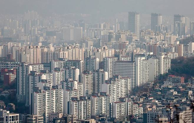 입주 물량 감소한 데다 실거주 의무가 여전히 존재하기 때문에 아파트 값이 오를 것이라는 전망이 나온다.[사진=뉴시스]