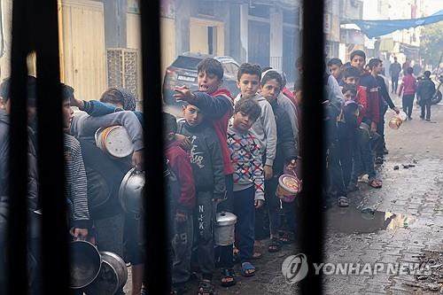 음식을 받기 위해 줄 선 어린이들 [로이터=연합뉴스 자료사진. 재판매 및 DB 금지]