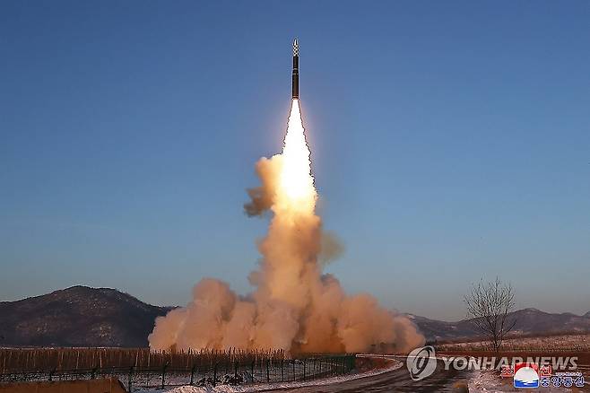 북한, ICBM 화성-18형 발사훈련 보도…김정은 "더 공세적 맞대응" (평양 조선중앙통신=연합뉴스) 북한은 지난 18일 김정은 북한 국무위원장이 참관한 가운데 고체연료 대륙간탄도미사일(ICBM) 화성-18형 발사훈련을 단행했다고 조선중앙통신이 19일 보도했다.2023.12.19 
    [국내에서만 사용가능. 재배포 금지. For Use Only in the Republic of Korea. No Redistribution] nkphoto@yna.co.kr