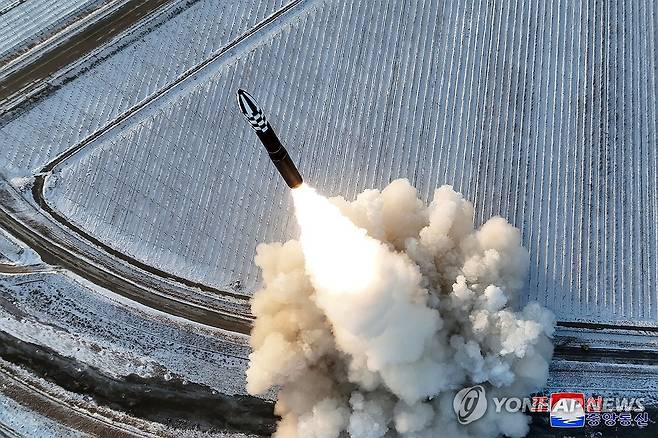 북한, ICBM 화성-18형 발사훈련 보도…김정은 "더 공세적 맞대응" (평양 조선중앙통신=연합뉴스) 북한은 지난 18일 김정은 북한 국무위원장이 참관한 가운데 고체연료 대륙간탄도미사일(ICBM) 화성-18형 발사훈련을 단행했다고 조선중앙통신이 19일 보도했다.2023.12.19 
    [국내에서만 사용가능. 재배포 금지. For Use Only in the Republic of Korea. No Redistribution] nkphoto@yna.co.kr