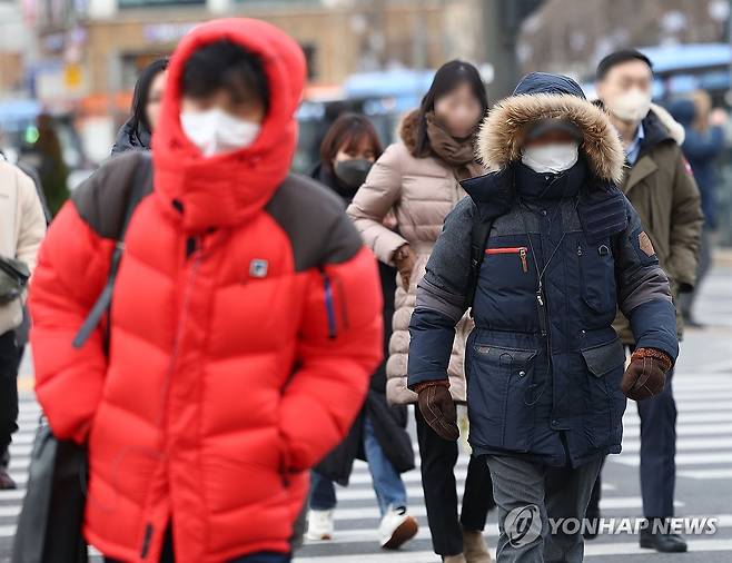 강추위와 두꺼운 옷차림 (서울=연합뉴스) 류영석 기자 = 서울에 영하권 추위가 계속되는 18일 오전 서울 광화문광장에서 시민들이 두꺼운 옷차림을 한 채 걸어가고 있다. 2023.12.18 ondol@yna.co.kr