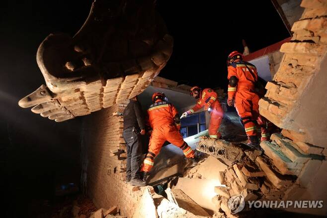 지진 구조 작업 펼치는 中 간쑤성 구조대 (지스산 로이터=연합뉴스) 19일 중국 간쑤성 지스산현에서 구조대원들이 지진으로 파손된 건물에 올라가 구조·수색 작업을 벌이고 있다. 전날 오후 11시 59분(한국시간 19일 0시 59분)께 규모 6.2의 지진이 발생해 이날 오전 8시까지 340여명이 사상했다. [차이나데일리 제공] 2023.12.19 besthope@yna.co.kr