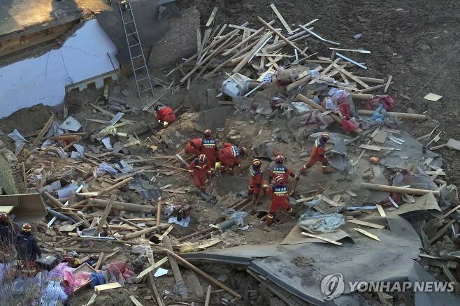 中 간쑤성 지진으로 무너진 건물 (칭하이 AP·신화=연합뉴스) 19일 중국 서북부 칭하이성 하이둥시의 한 마을에서 구조대원들이 지진으로 무너진 건물을 수색하고 있다. 전날 오후 11시 59분께 간쑤성 린샤주 지스산현에서 규모 6.2의 강진이 발생한 뒤 이날 오전 8시까지 간쑤성에서 100명, 칭하이성에서 11명이 사망했다. 2023.12.19 besthope@yna.co.kr