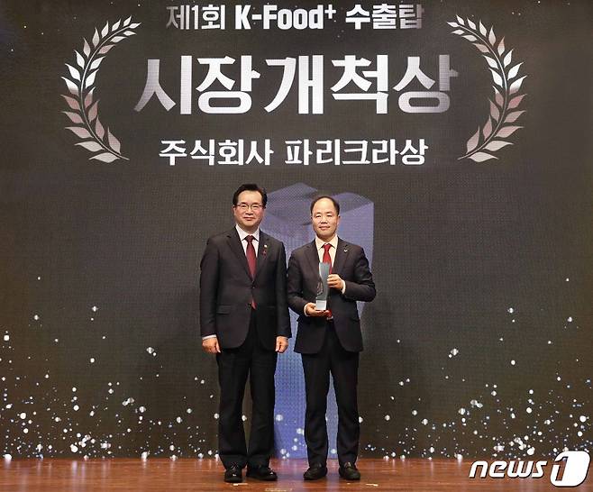 19일 농식품부 주관 ‘K-Food+ 수출탑’ 시상식에서 시장개척상을 수상한 파리크라상. 사진은 (왼쪽부터) 정황근 농림축산식품부 장관, 유승환 마케팅개발 BU장.(파리크라상 제공)