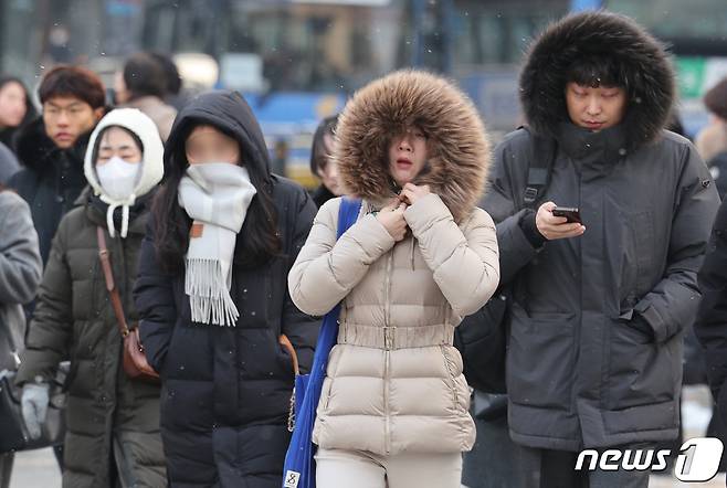 서울 아침 최저기온이 영하 7도까지 떨어진 20일 오전 서울 광화문네거리에서 시민들이 두꺼운 옷을 입은 채 출근하고 있다. 기상청은 이날 낮부터 더 강한 한기가 내려오면서 내일 서울 아침 기온 영하 15도, 체감온도는 영하 21도까지 떨어질 것으로 예보했다. 2023.12.20./뉴스1 ⓒ News1 신웅수 기자