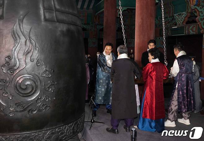 올해 1월1일 오전 서울 종로구 보신각에서 오세훈 서울시장, 조규성 축구선수를 비롯한 시민대표들이 타종을 하고 있다. (공동취재) 2023.1.1/뉴스1 ⓒ News1 송원영 기자