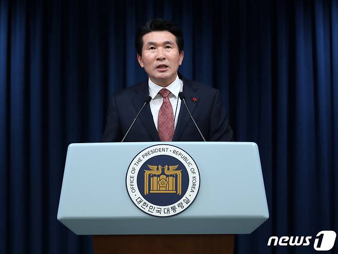 황상무 시민사회수석이 20일 용산 대통령실 청사 브리핑룸에서 국민제안 정책화 과제 관련 브리핑을 하고 있다. 2023.12.20/뉴스1 ⓒ News1 오대일 기자