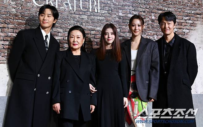 19일 용산 레이어20 스튜디오에서 열린 넷플릭스 드라마 '경성크리처'의 제작발표회, 박서준, 김해숙, 한소희, 수현, 조한철(왼쪽부터)이 포즈를 취하고 있다. 허상욱 기자wook@sportschosun.com