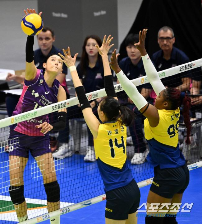 18일 수원실내체육관에서 열린 V리그 여자부 현대건설과 흥국생명의 경기, 흥국생명 김연경이 현대건설 양효진 모마의 블로킹 사이로 공격을 시도하고 있다. 수원=허상욱 기자wook@sportschosun.com/2023.10.18/