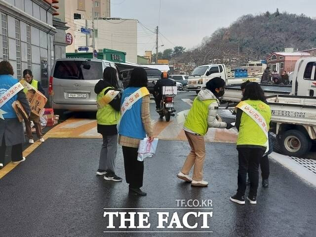 고흥군은 19일 연말연시를 맞아 주변 이웃에 관한 관심을 높이기 위해 겨울철 복지 사각지대 집중발굴 홍보 캠페인을 실시했다고 20일 밝혔다./고흥군