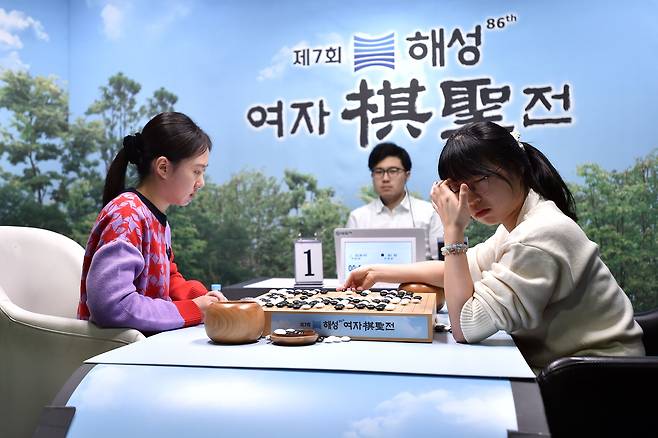 왼쪽이 여자기성전 우승자 김은지. 패한 최정 9단이 얼굴을 감싼 채 괴로워하고 있다. (사진 제공=한국기원)