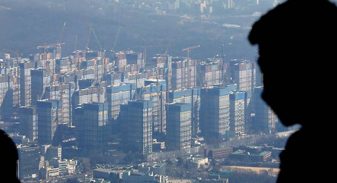 서울 송파구 롯데월드타워 전망대 서울스카이에서 바라본 올림픽파크포레온(둔촌주공 재건축) 모습./뉴스1