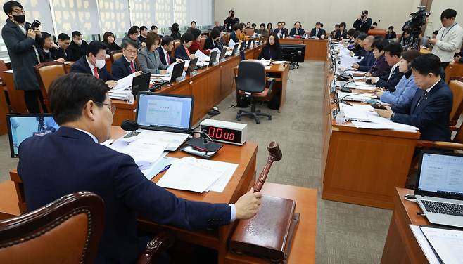 신동근 위원장이 20일 국회에서 열린 보건복지위원회 전체회의에서 의사봉을 두드리고 있다./연합뉴스