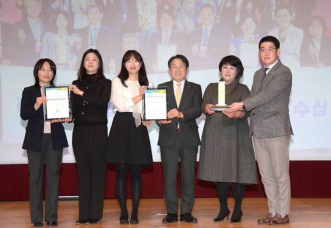 강기정 광주광역시장(사진 오른쪽에서 세 번째)이 20일 오후 광주시청 대회의실에서 열린 '광주다움 통합돌봄 성과보고회'에 참석해 최일선 실무 담당자 대표들에게 국제도시혁신상 최고상 트로피와 상장을 전달한 후 기념촬영을 하고 있다. 광주광역시 제공