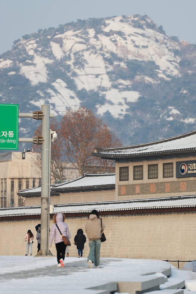 서울 경복궁 일대와 인왕산에 전날 내린 눈이 쌓여 있다. 김혜윤 기자