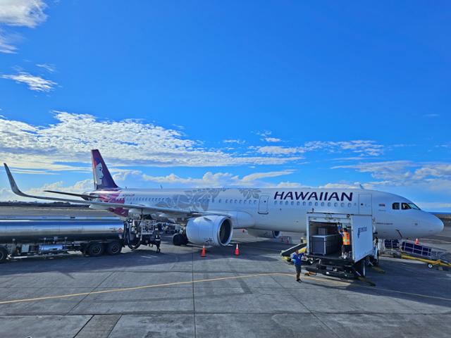 하와이내 최대 규모 항공사인 하와이안항공의 에어버스 A330-200 기종 외부 전경. 하와이의 정취가 느껴지는 외관을 갖고 있다.