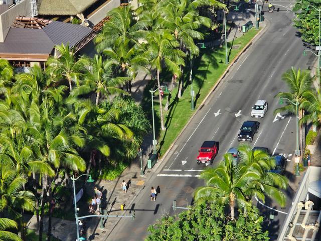 하와이 제도 오아후섬의 와이키키 거리에 행인과 차량이 지나고 있다.