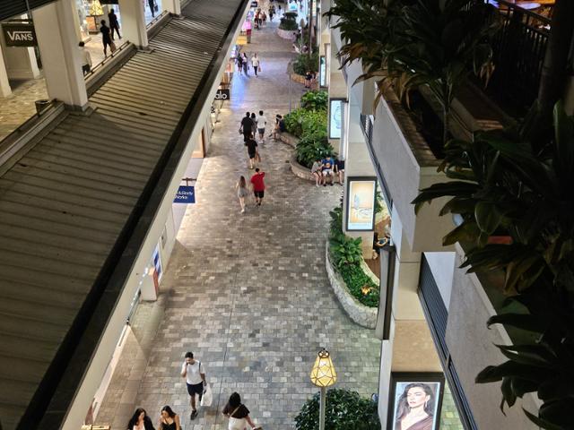 오아후섬 알라모아나 센터에서 방문객들이 쇼핑을 즐기고 있다.