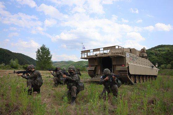 2022년 5월 27일 강원 홍천군 육군 11사단 부대원들이 레드백 장갑차와 함께 훈련하고 있다. 홍천=뉴스1