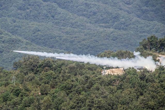 경기 포천시 승진과학화훈련장에서 육군이 K-239 천무 다연장로켓 등 대규모 기동화력 시범을 보이고 있다. 폴란드는 2022년 한국 방산업체들과 천무를 포함해 124억 달러 규모의 1차 계약을 체결했다. 육군 제공