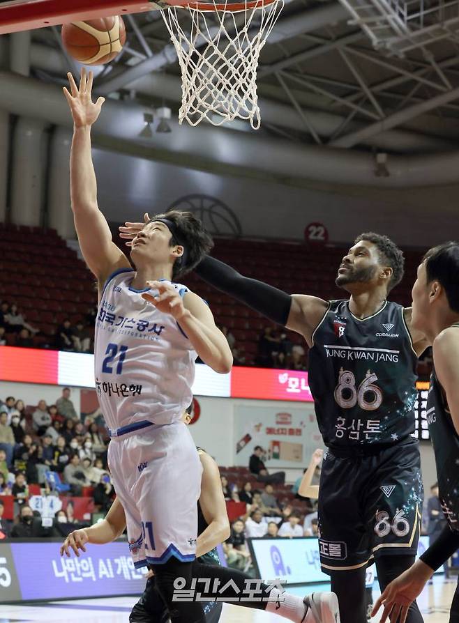 2023~2024 정관장 프로농구 안양 정관장과 대구 한국가스공사의 경기가 18일 오후 안양실내체육관에서 열렸다. 한국가스공사 이대헌이 정관장 수비를 피해 슛하고있다. 안양=정시종 기자 capa@edaily.co.kr /2023.12.18.