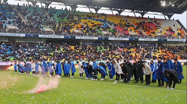 <yonhap photo-2061=""> 고개 숙인 수원 삼성 블루윙즈 선수단 (수원=연합뉴스) 김도훈 기자 = 2일 경기도 수원월드컵경기장에서 열린 프로축구 하나원큐 K리그1 2023 마지막 38라운드 수원 삼성과 강원FC 경기에서 0-0으로 비기며 2군 강등이 확정된 수원 삼성 선수단이 팬들에게 고개 숙여 사과 하고 있다. 2023.12.2 superdoo82@yna.co.kr/2023-12-02 17:25:34/ <저작권자 ⓒ 1980-2023 ㈜연합뉴스. 무단 전재 재배포 금지.></yonhap>