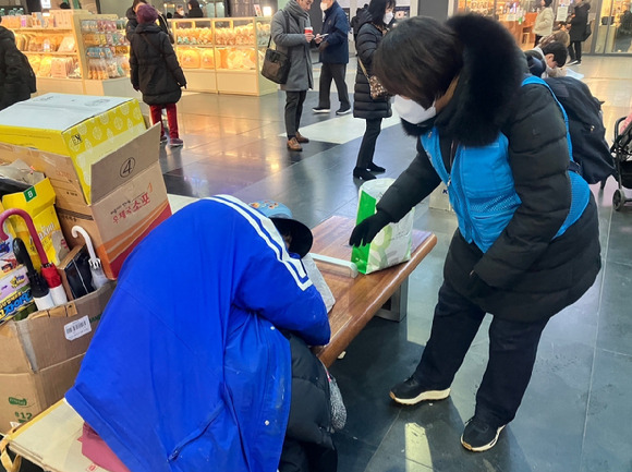 영하 20도의 한파가 찾아오면서 거리상담반이 노숙인 상담과 보호 활동을 펼치고 있다. [사진=서울시]