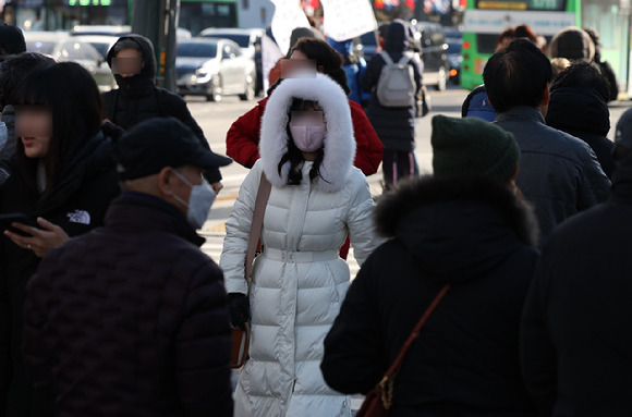 서울 광화문 사거리에서 옷을 두텁게 입은 시민들이 발걸음을 재촉하고 있다. [사진=뉴시스]