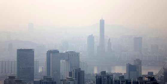 대기 오염은 근로 환경 악화와 기업 생산성 저하로 이어진다. 서울 미세먼지 농도가 ‘나쁨’ 상태를 보인 지난 10일 오후 서울 남산공원에서 바라본 도심 모습. [뉴시스]