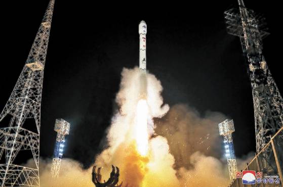 북한이 지난달 21일 발사한 군사정찰위성 '만리경-1호'. 조선중앙통신. 연합뉴스.