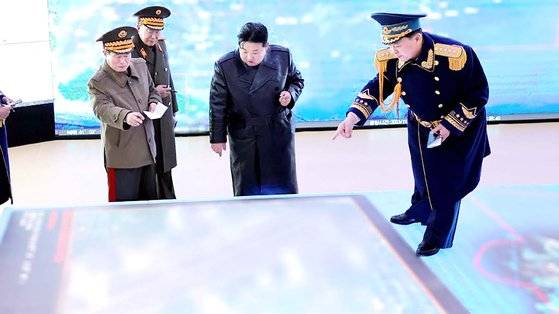 지난달 20일 김정은 국무위원장이 공군사령부 등을 방문한 사진. 노동신문=뉴스1.