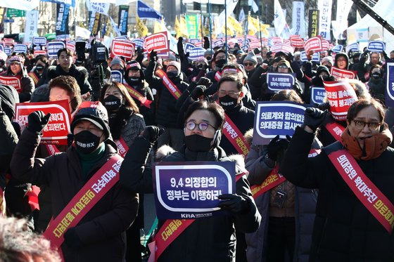 (서울=뉴스1) 박세연 기자 = 대한의사협회 의사들이 17일 오후 서울 종로구 동화면세점 앞에서 열린 의대증원 저지를 위한 제1회 전국의사 총궐기대회에서 구호를 외치고 있다. 뉴스1