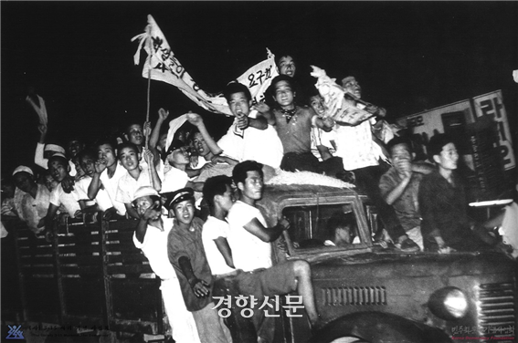 1960년 4월26일 오후 부산 시위대가 차를 타고 마산으로 진입하고 있다. 진실화해위 제공