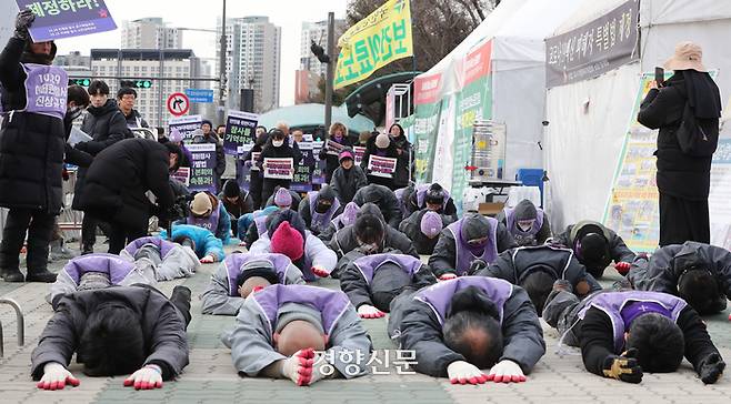 10·29 이태원 참사 유가족과 시민대책회의 소속 활동가들이 18일 국회 앞에서 이태원 참사 특별법 국회 본회의 통과 촉구 오체투지를 하고 있다. 한수빈 기자