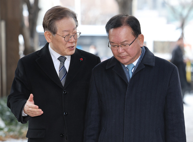 이재명 더불어민주당 대표와 김부겸 전 국무총리가 20일 오찬 회동을 위해 종로구 해남2빌딩으로 들어서고 있다. 연합뉴스