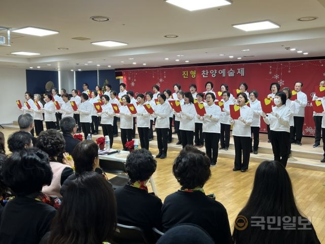 진형중·고등학교 학생들이 20일 서울 종로구 숭인동의 학교 강당에서 찬양을 부르고 있다.