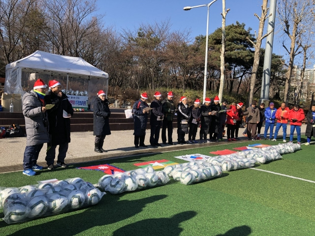 한국기독교축구선교연합회가 지난 2018년 인천 부평구 신트리공원에서 '성탄 축하 축구공 보내기 운동' 기념행사를 연 모습. 한기축연 제공