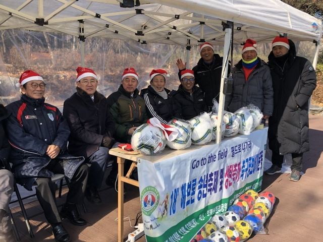 한국기독교축구선교연합회가 지난 2018년 인천 부평구 신트리공원에서 '성탄 축하 축구공 보내기 운동' 기념행사를 연 모습. 한기축연 제공