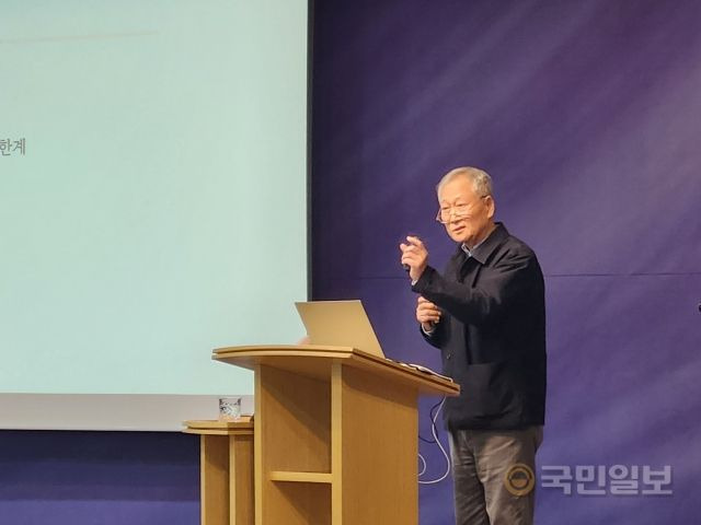 이만홍 연세대 외래교수가 한국교회상담사역협의체 콘퍼런스에서 강의하고 있다.