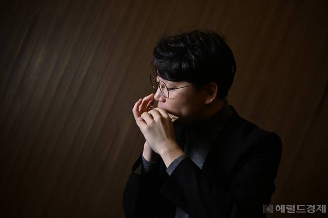 하모니카 연주자 박종성이 1일 서울 동작구 뮤직앤아트컴퍼니 스튜디오에서 헤럴드경제와 인터뷰를 하고 있다. 임세준 기자
